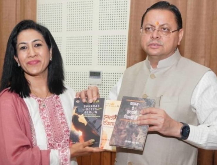 मुख्यमंत्री धामी से मिलीं साहित्यकार डॉ. योजना साह जैन, भेंट कीं अपनी चर्चित साहित्यिक कृतियां