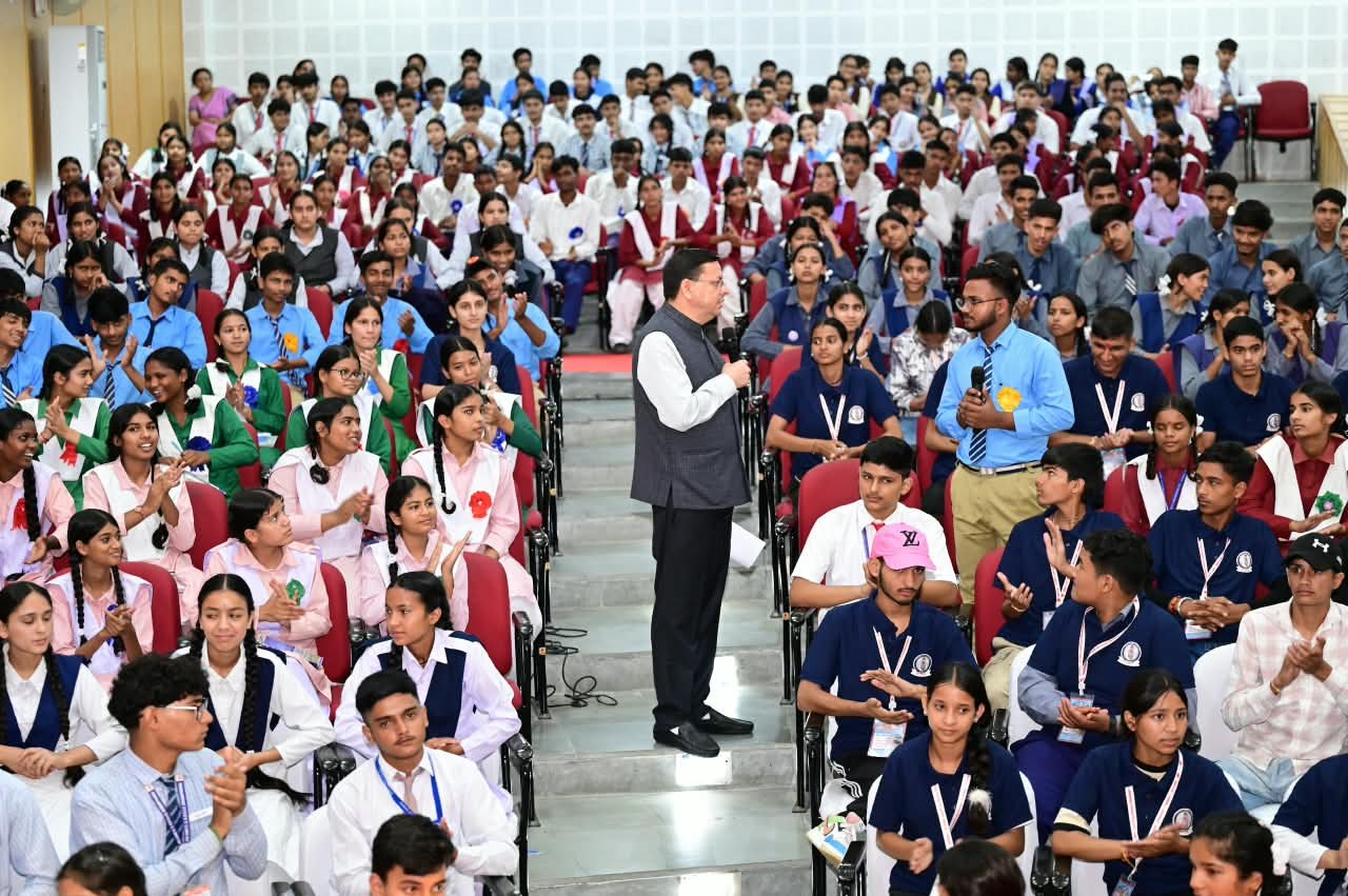 मुख्यमंत्री पुष्कर सिंह धामी ने विद्यार्थियों से किया संवाद, जाना विकसित उत्तराखंड का सपना